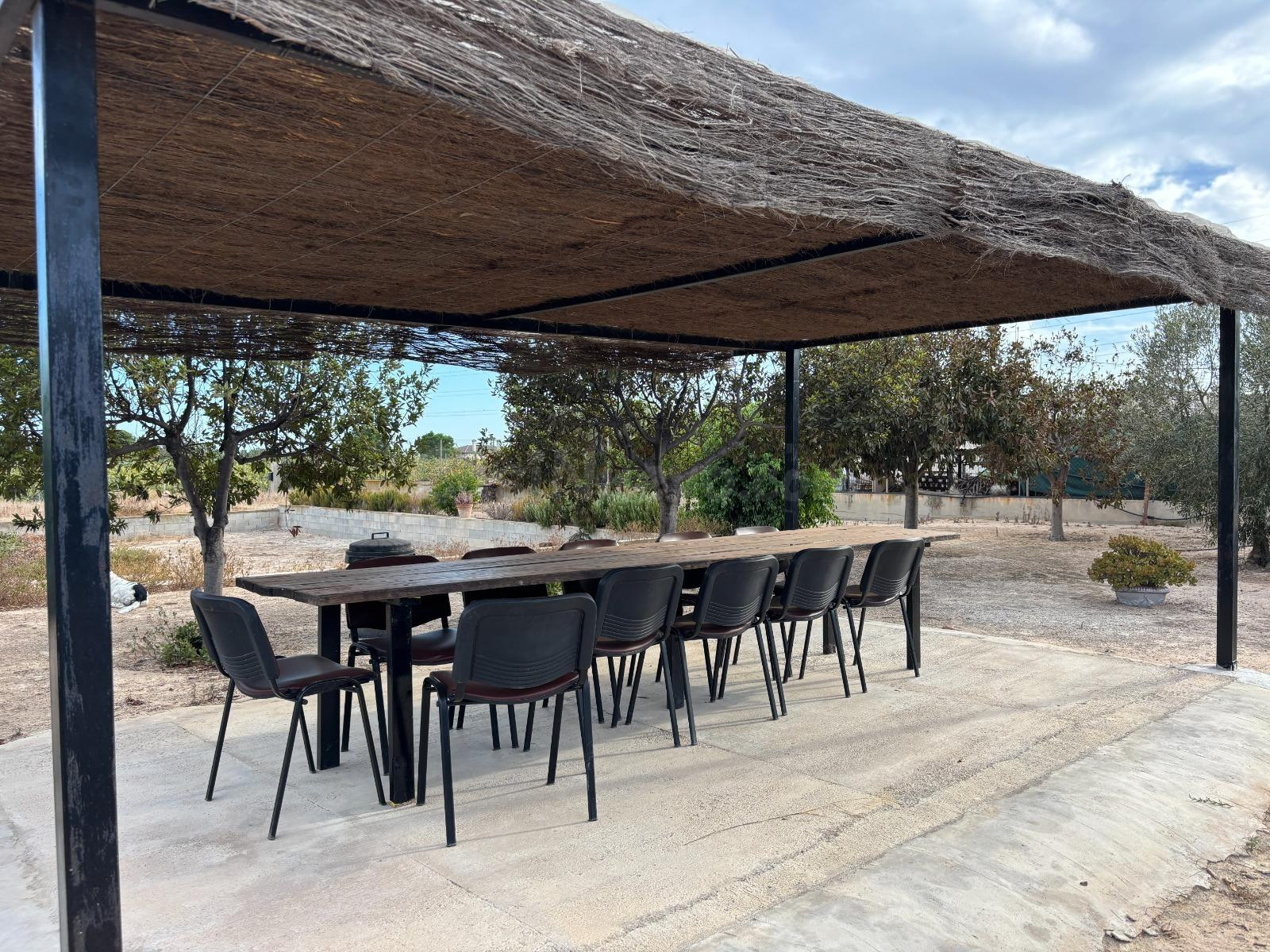 Terreno con almacén y barbacoa