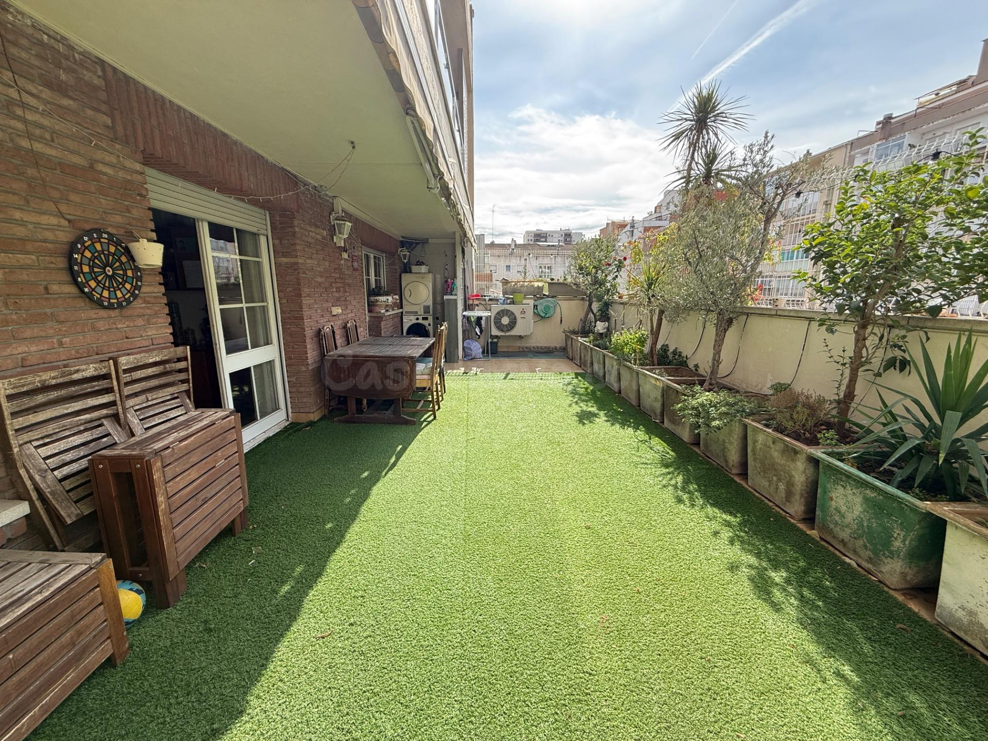 Espectacular piso con más de 150 m2 con fabulosa terraza de 50 m2, 4 hab, junto a otro inmueble de 136 m2 en Set Camins, Igualada.