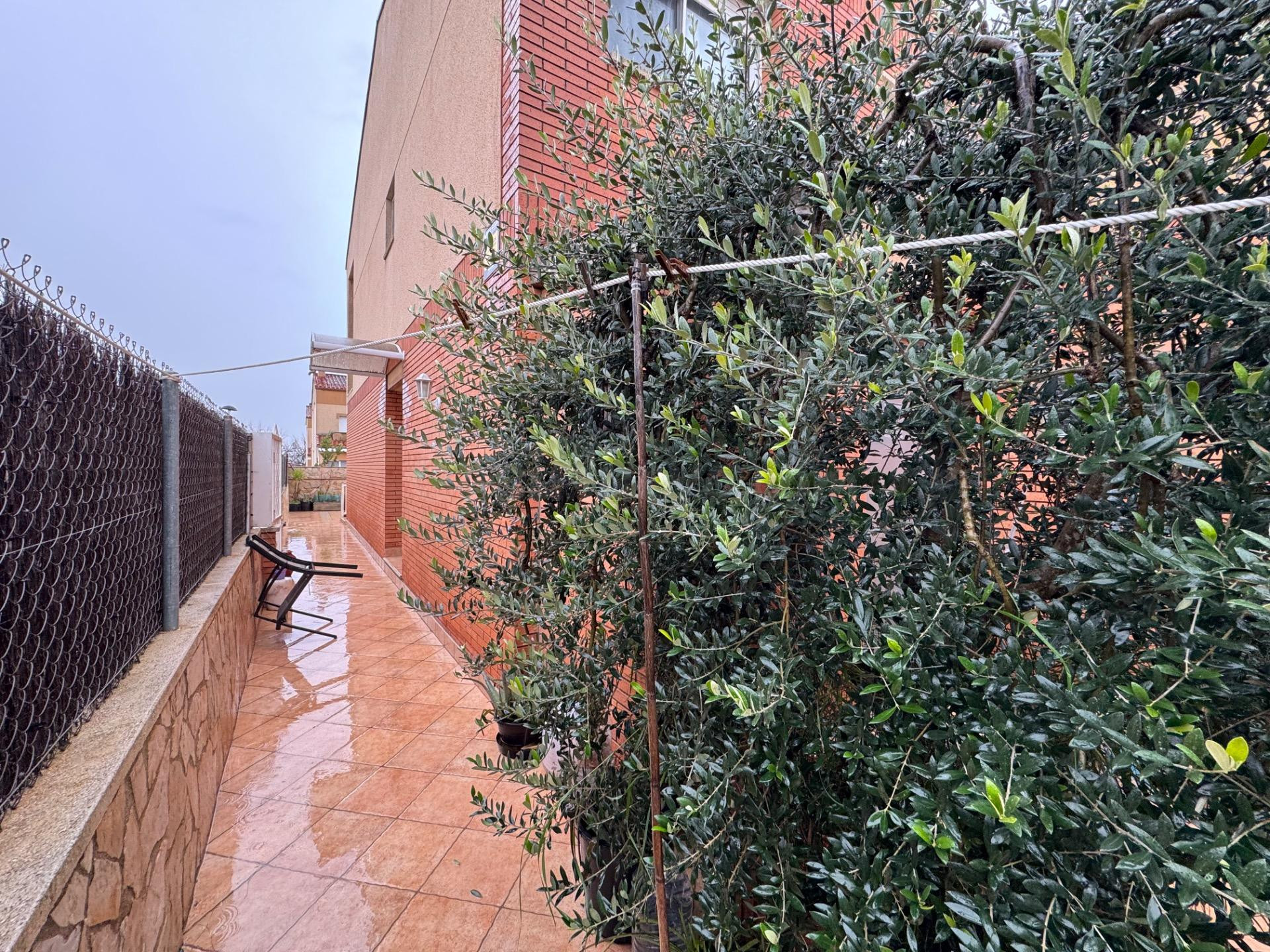 Espectacular casa esquinera a tres vientos para entrar a viv
