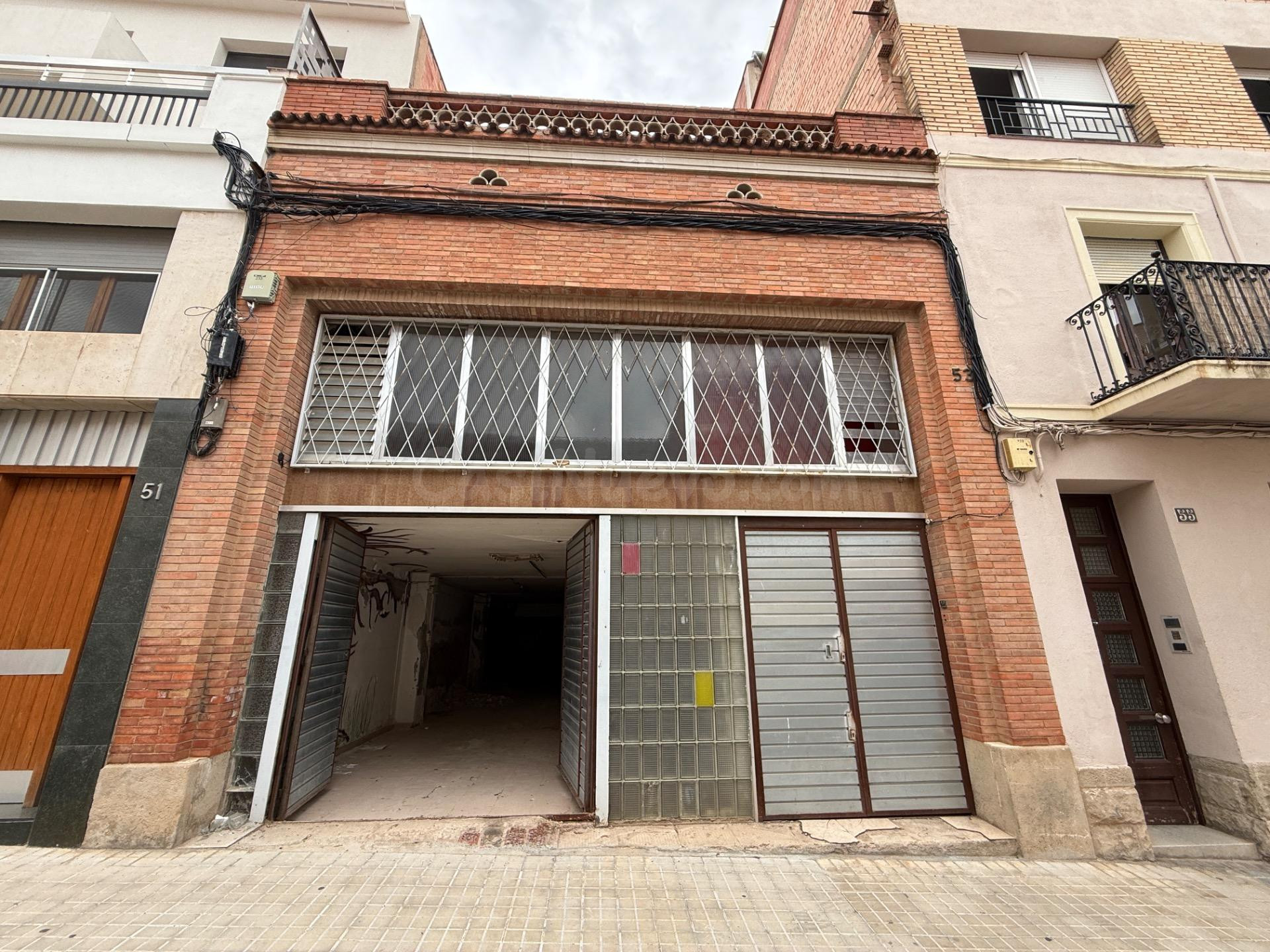 Espectacular propiedad singular, edificio único para uso polivalente en la mejor zona del Poble Sec de Igualada