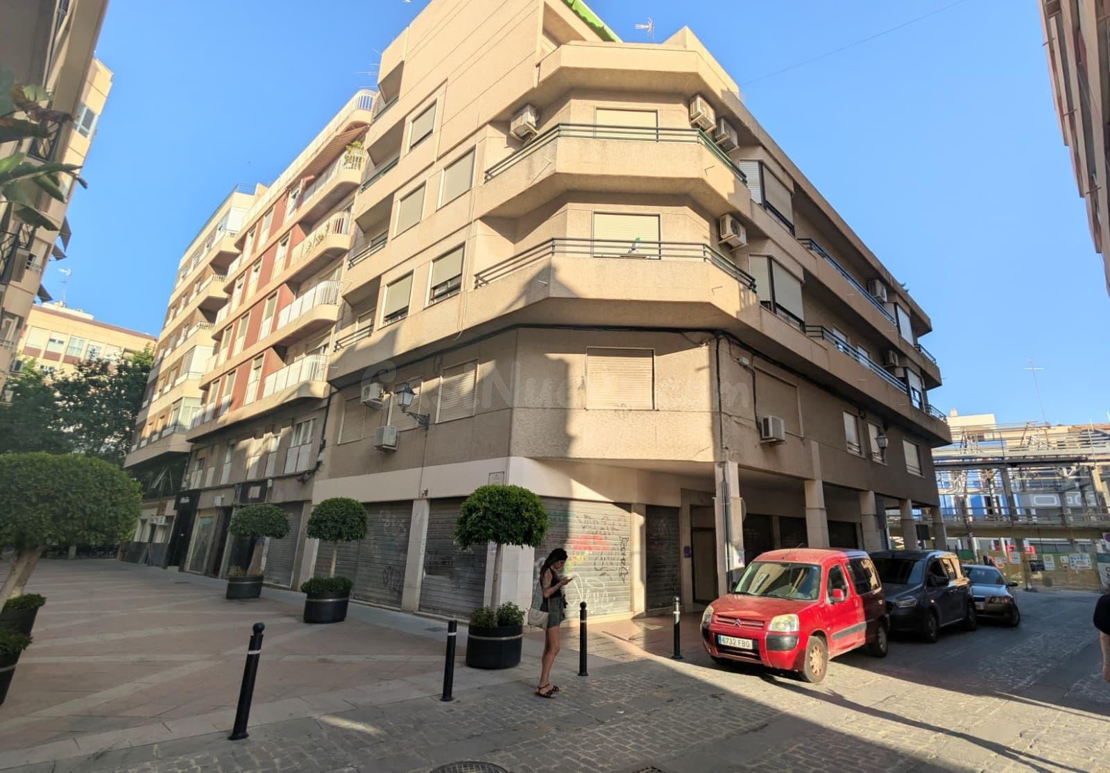 ¡OFICINA EXTERIOR CON TRES DESPACHOS, ASCENSOR, RAMPA Y PATI