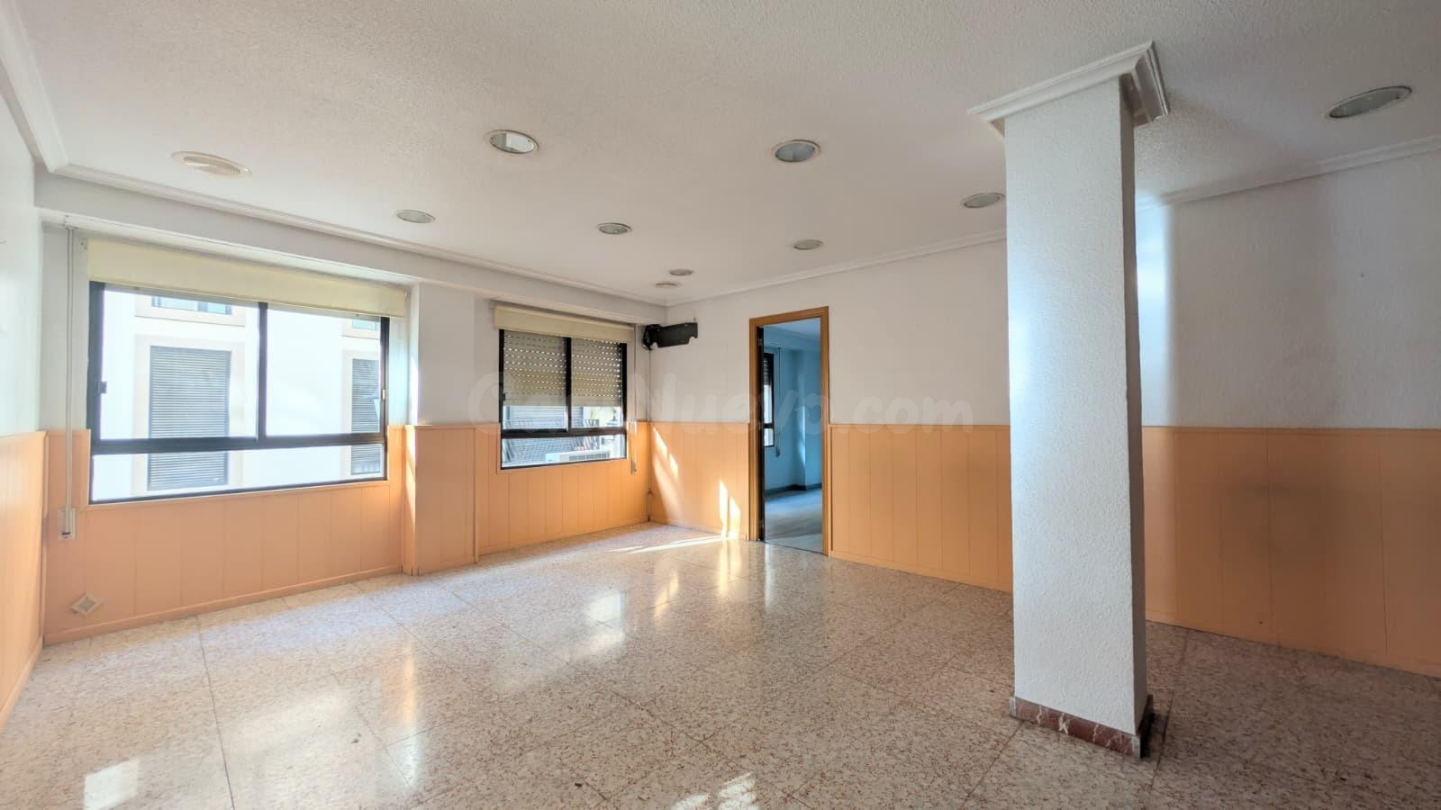 ¡OFICINA EXTERIOR CON TRES DESPACHOS, ASCENSOR, RAMPA Y PATI - foto 3