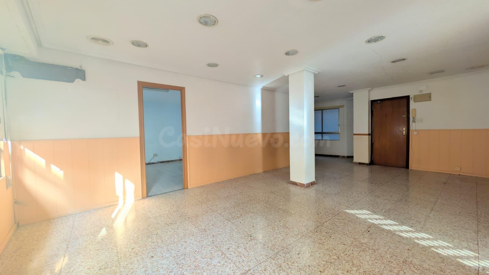 ¡OFICINA EXTERIOR CON TRES DESPACHOS, ASCENSOR, RAMPA Y PATI - foto 4