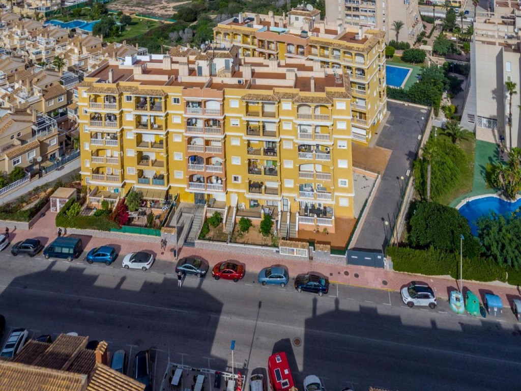 Ático con terraza, solárium privado y vistas despejadas en Torreblanca, Torrevieja
