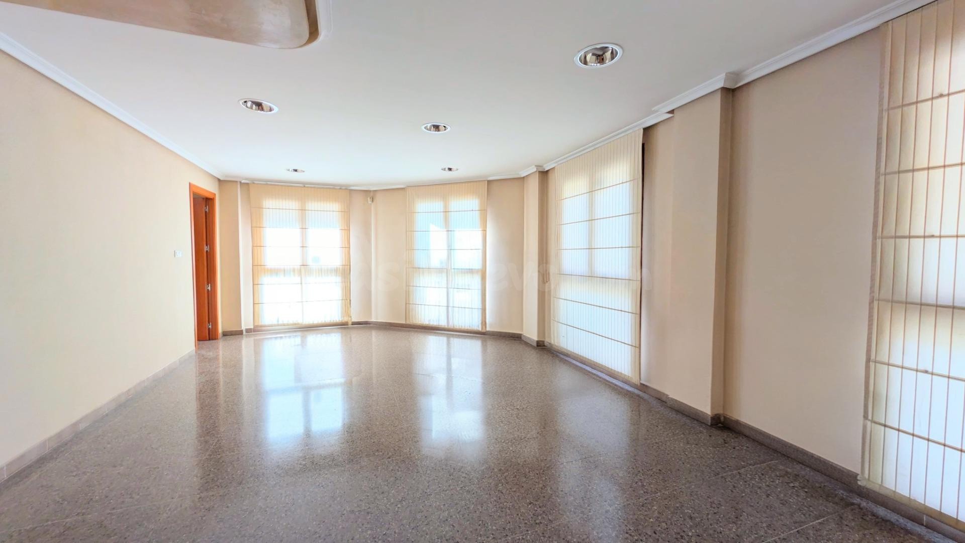 ¡AMPLIA OFICINA EN VENTA EN LA DEMANDADA ZONA ASILO JUNTO AL