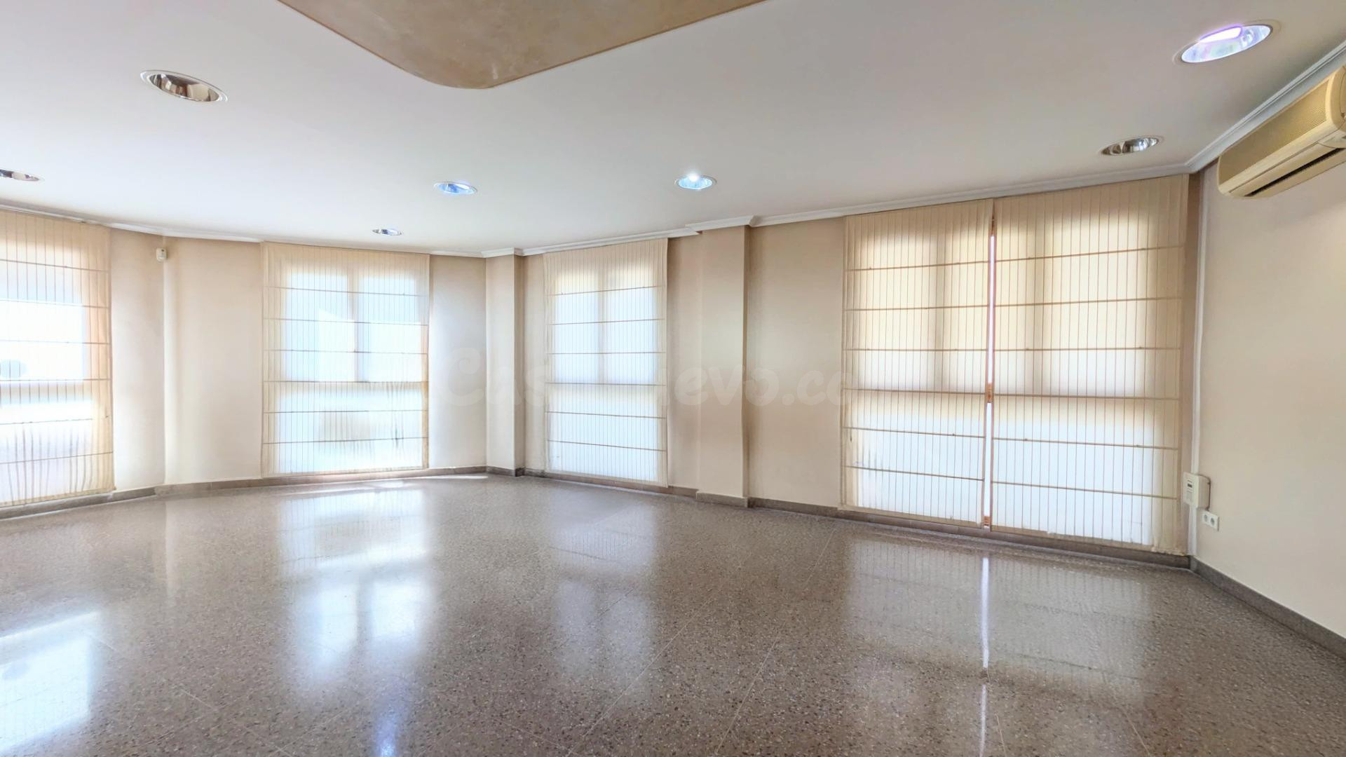¡AMPLIA OFICINA EN VENTA EN LA DEMANDADA ZONA ASILO JUNTO AL - foto 2