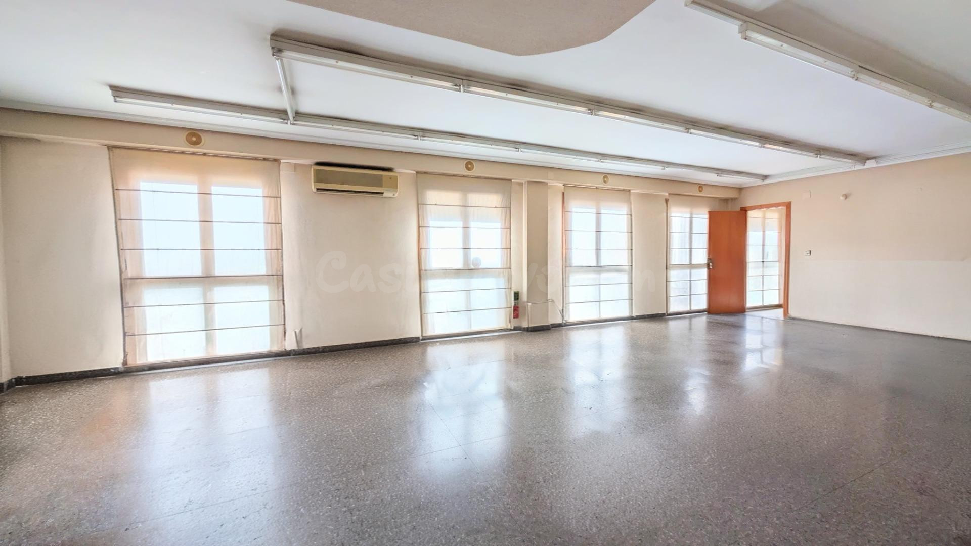 ¡AMPLIA OFICINA EN VENTA EN LA DEMANDADA ZONA ASILO JUNTO AL - foto 3