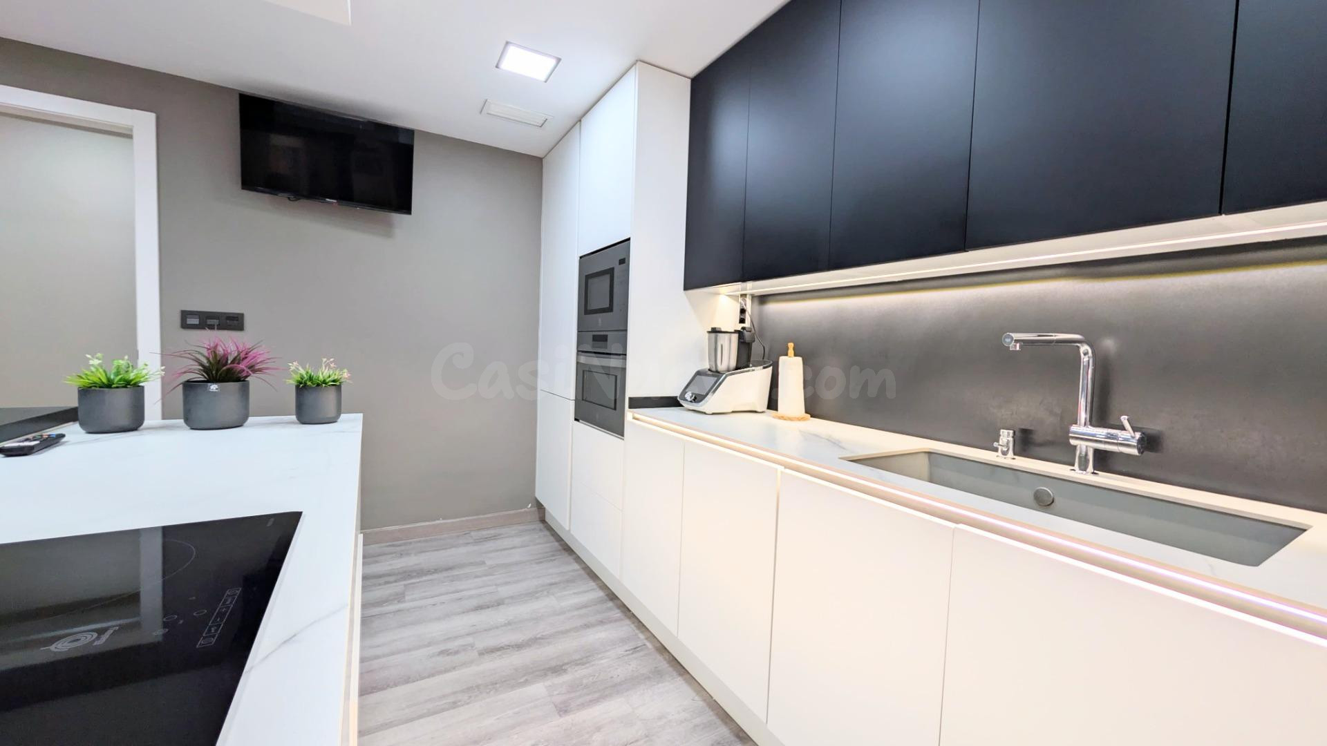 ¡AMPLIO PISO EXTERIOR REFORMADO, CON 3 DORMITORIOS, 2 BAÑOS  - foto 2