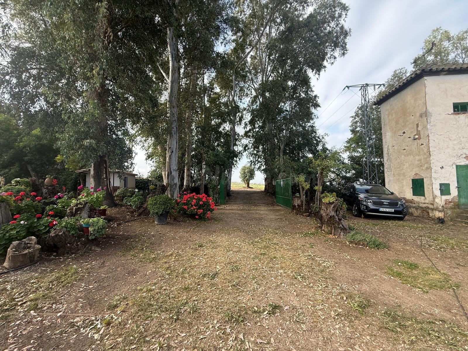 Exclusiva finca con caserío, jardín y piscina en entorno nat