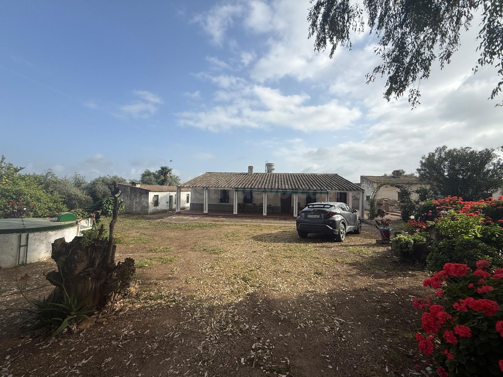 Exclusiva finca con caserío, jardín y piscina en entorno nat - foto 2