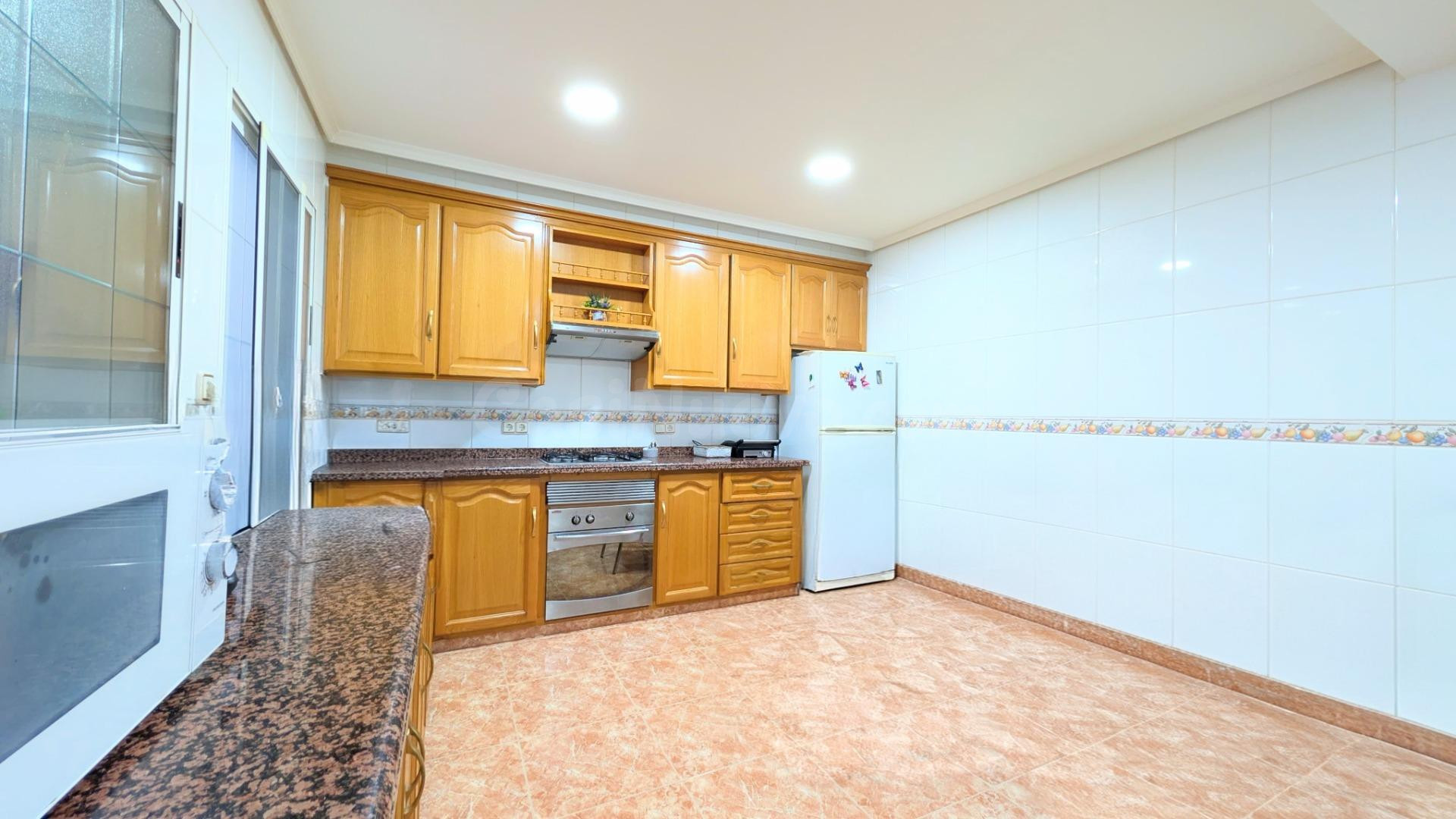 ¡AMPLIO PISO EN ZONA CHIMENEAS CON BALCÓN, ASCENSOR Y PLAZA  - foto 2
