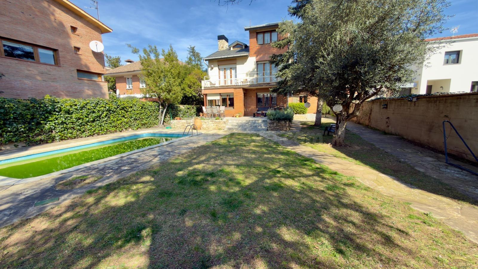 ESPECTACULAR CASA SOBRE PARCELA DE 800M2 A IGUALADA - SET CA - foto 2