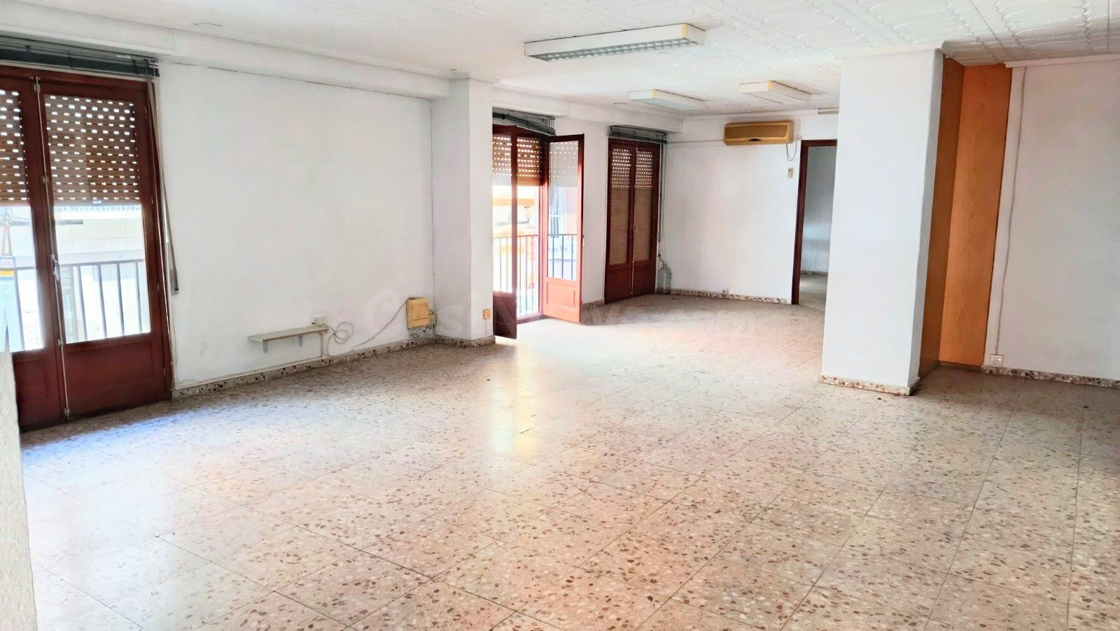 ¡OFICINAS DE ESQUINA EN ALQUILER EN ZONA PISOS AZULES CON EN