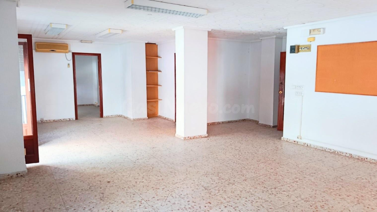 ¡OFICINAS DE ESQUINA EN ALQUILER EN ZONA PISOS AZULES CON EN - foto 2