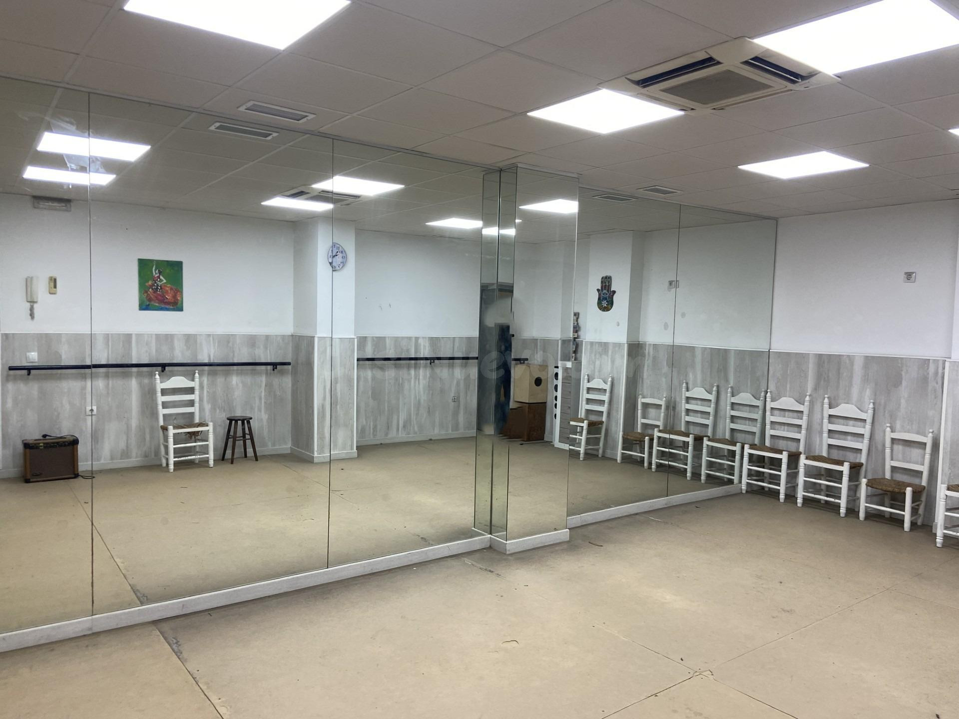 Local comercial junto a Carlos III. Reformado e insonorizado.