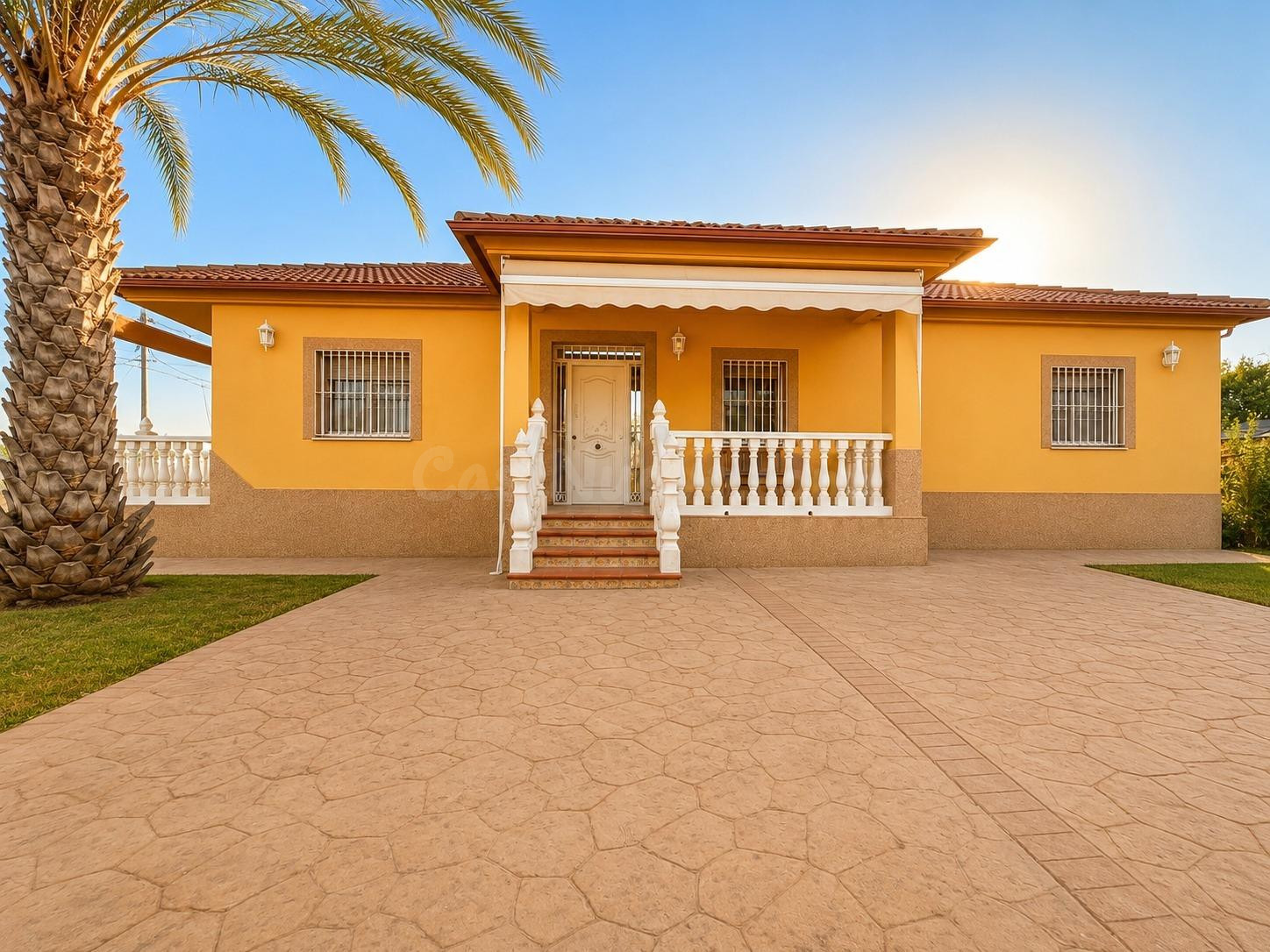 Casa independiente con 966 m2 de parcela en Nuevo Higuerón (Córdoba)