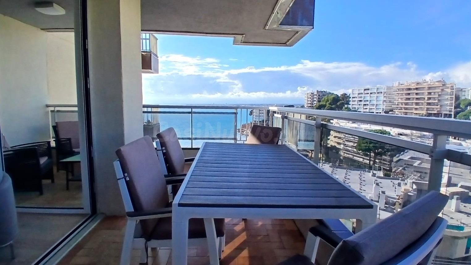 Elegante piso reformado de tres habitaciones con vistas a la