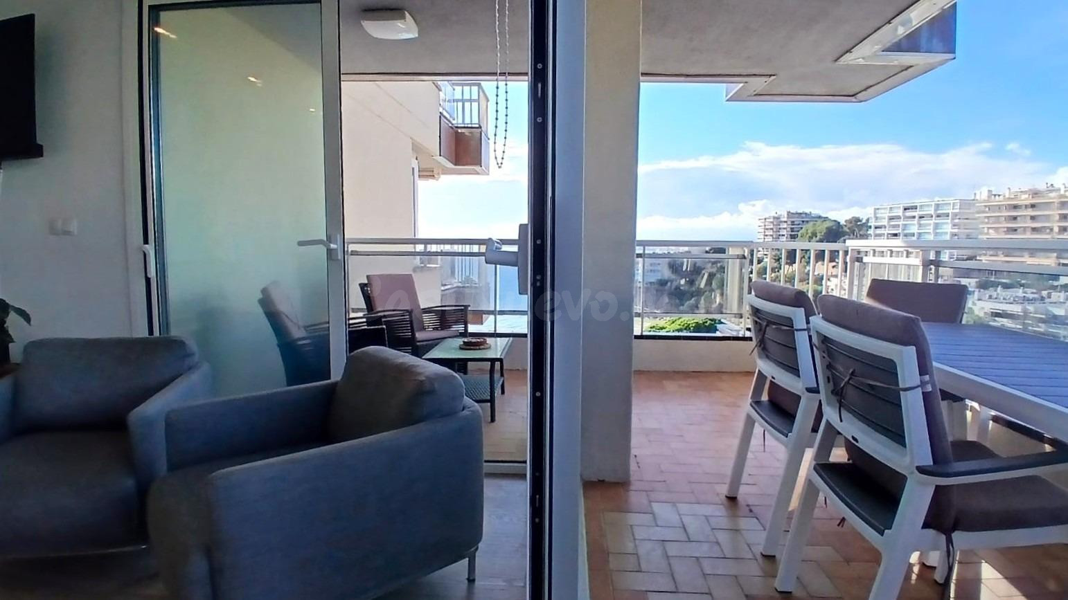 Elegante piso reformado de tres habitaciones con vistas a la - foto 3