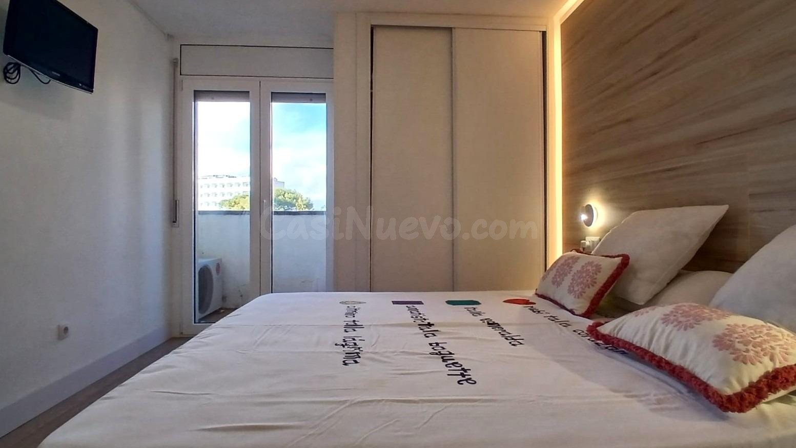 Elegante piso reformado de tres habitaciones con vistas a la - foto 5