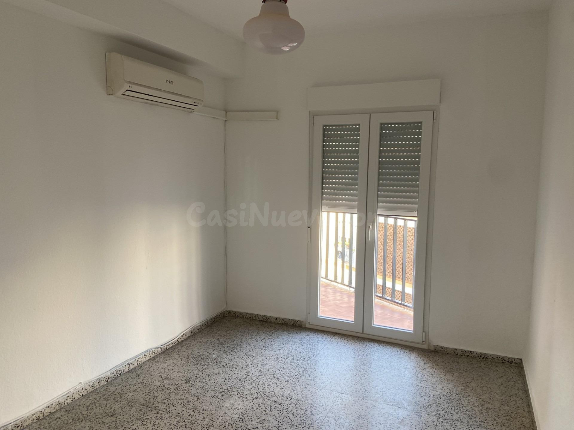 Piso en Avenida Almogávares. Tres dormitorios. Dos terrazas.