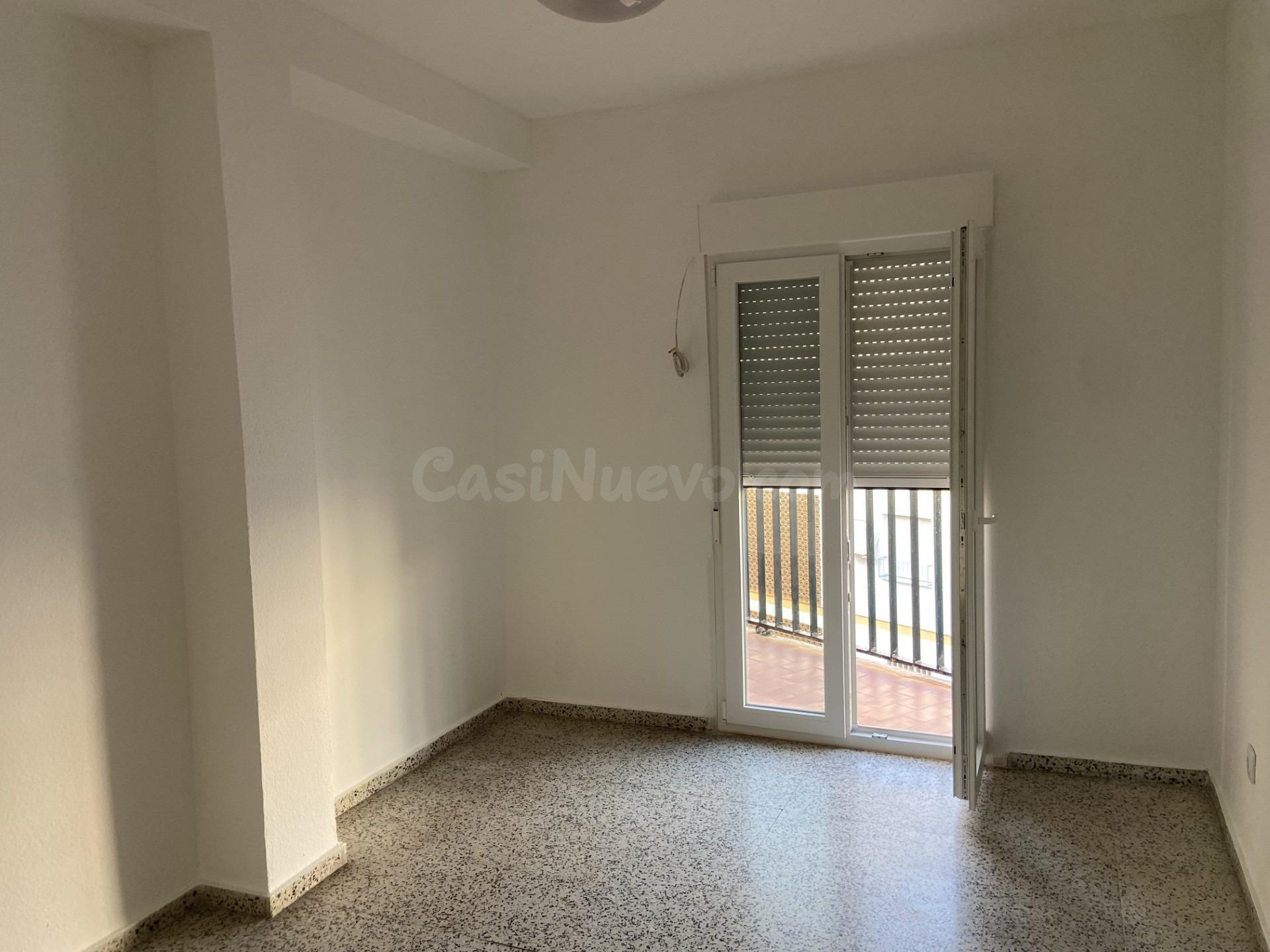 Piso en Avenida Almogávares. Tres dormitorios. Dos terrazas. - foto 2