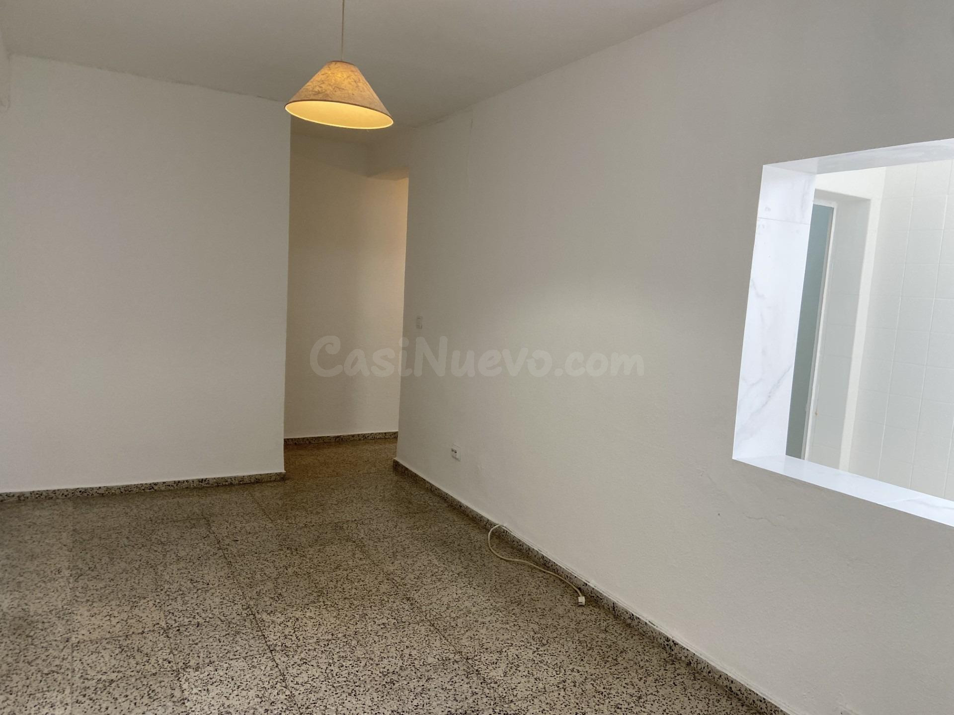 Piso en Avenida Almogávares. Tres dormitorios. Dos terrazas. - foto 3