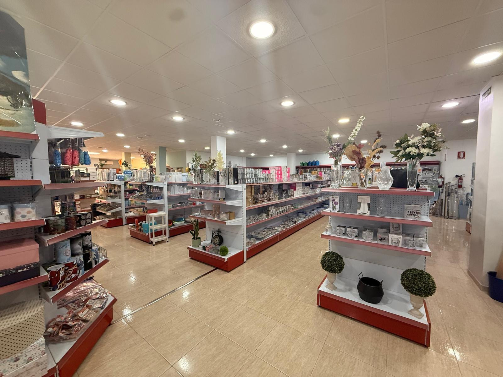 Amplio local comercial de 517 m2 en una ubicación estratégic - foto 2
