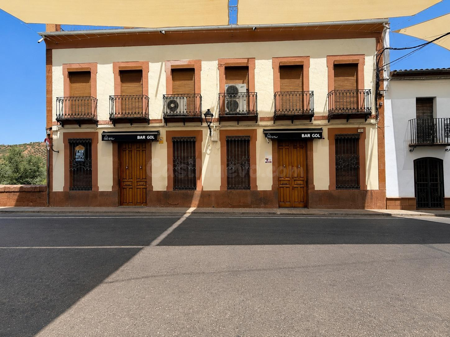 Edificio + negocio de hostelería en funcionamiento con alta 