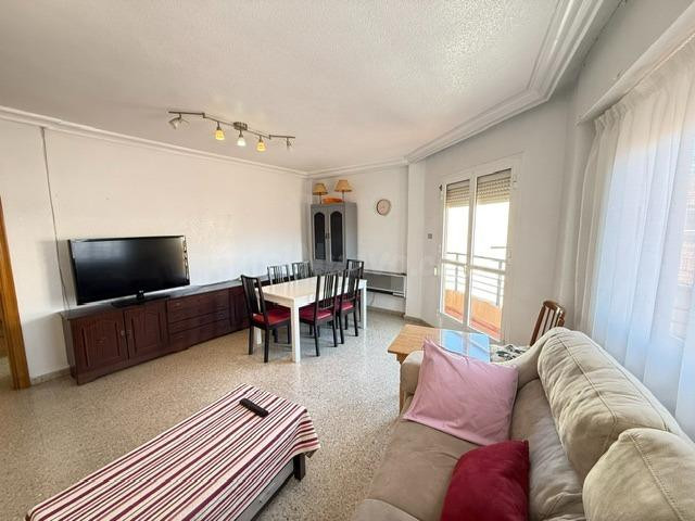 Alquiler Piso (tipo Ático) Santa Eulalia junto Universidad de la Merced, 4 dormitorios, 2 baños, terraza 20 M2.,