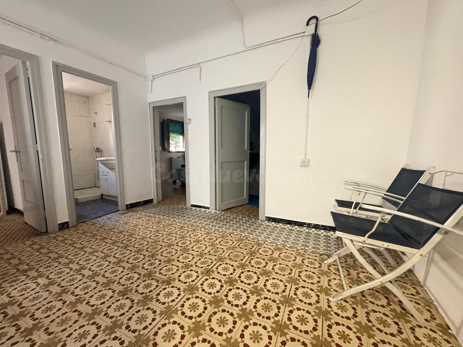 Interesante Casa en Calaf con almacén y Jardín muy grande - foto 2