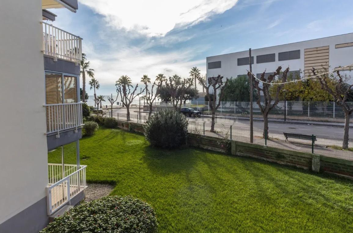 Encantador Piso en Primera Línea de Playa en Cambrils. ¡Incl