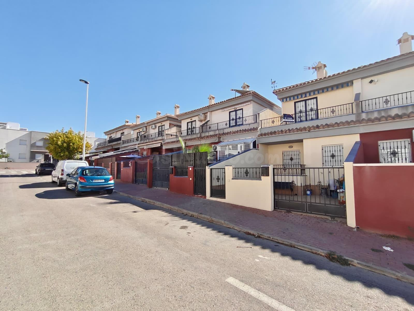 Dúplex adosado con piscina comunitaria en Aguas Nuevas, Torrevieja