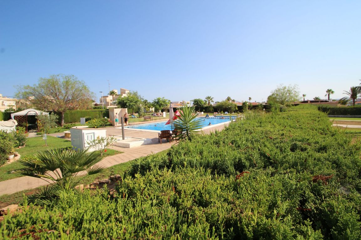 Chalet Independiente de 300m2 en una zona tranquila y muy bu - foto 3
