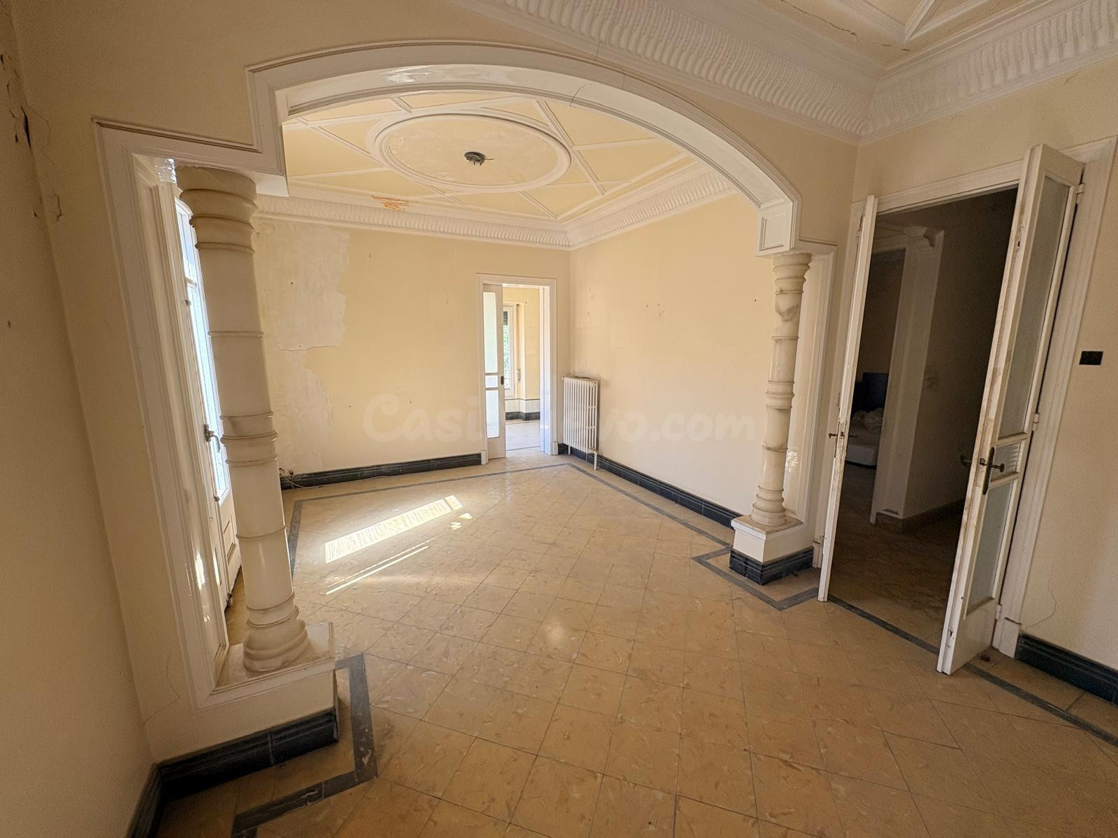 Encantadora Casa de Pueblo en el Corazón de Calaf, totalment - foto 3