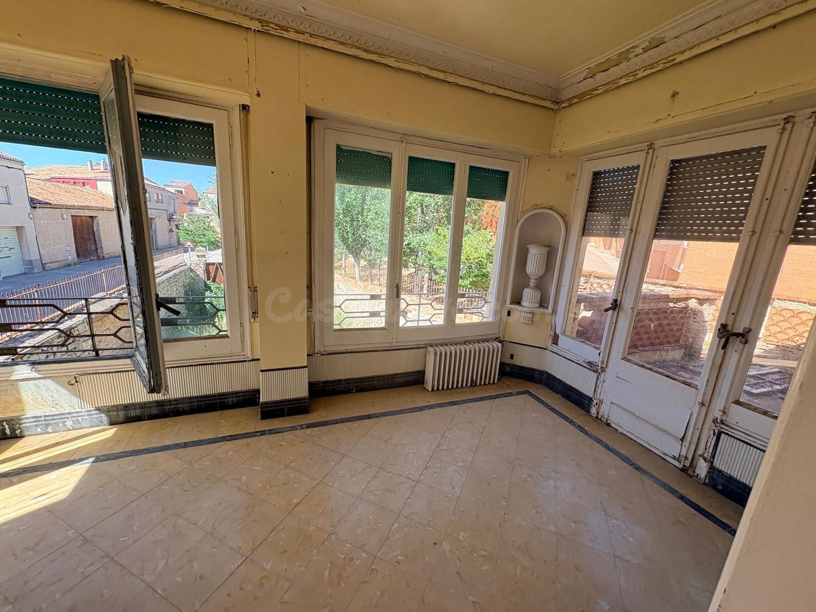Encantadora Casa de Pueblo en el Corazón de Calaf, totalment - foto 4