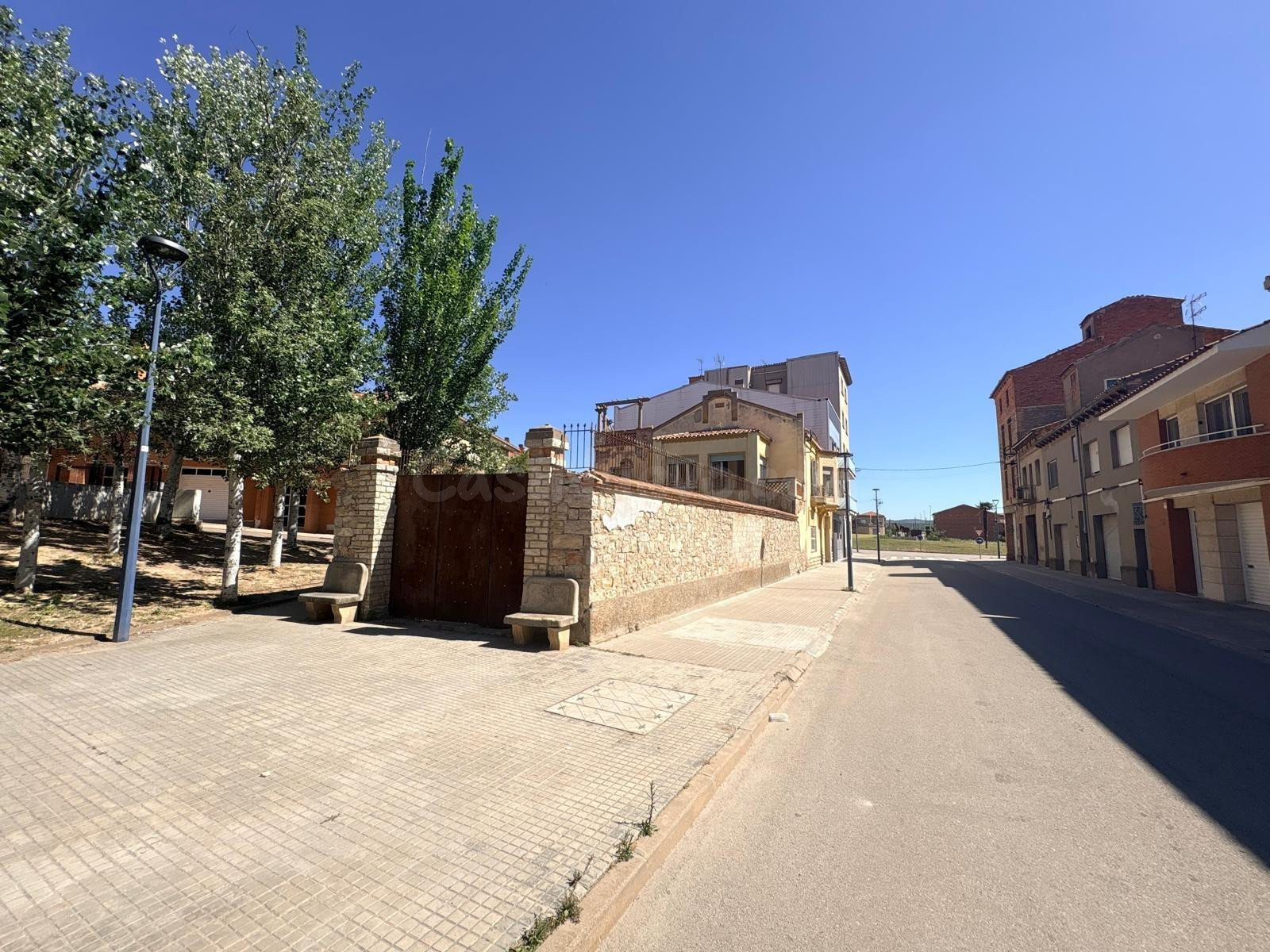 Encantadora Casa de Pueblo en el Corazón de Calaf, totalment - foto 5