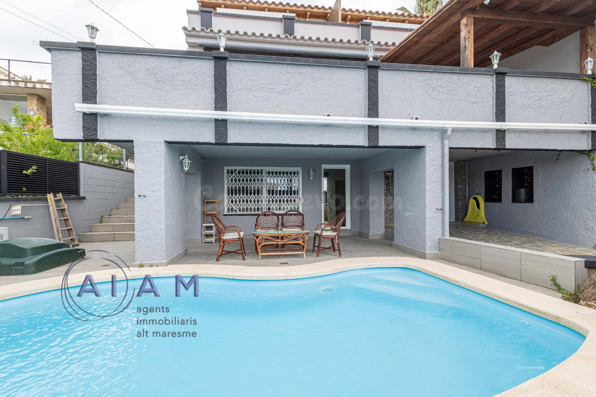 Chalet con licencia turística y 4 apartamentos. Vistas al ma