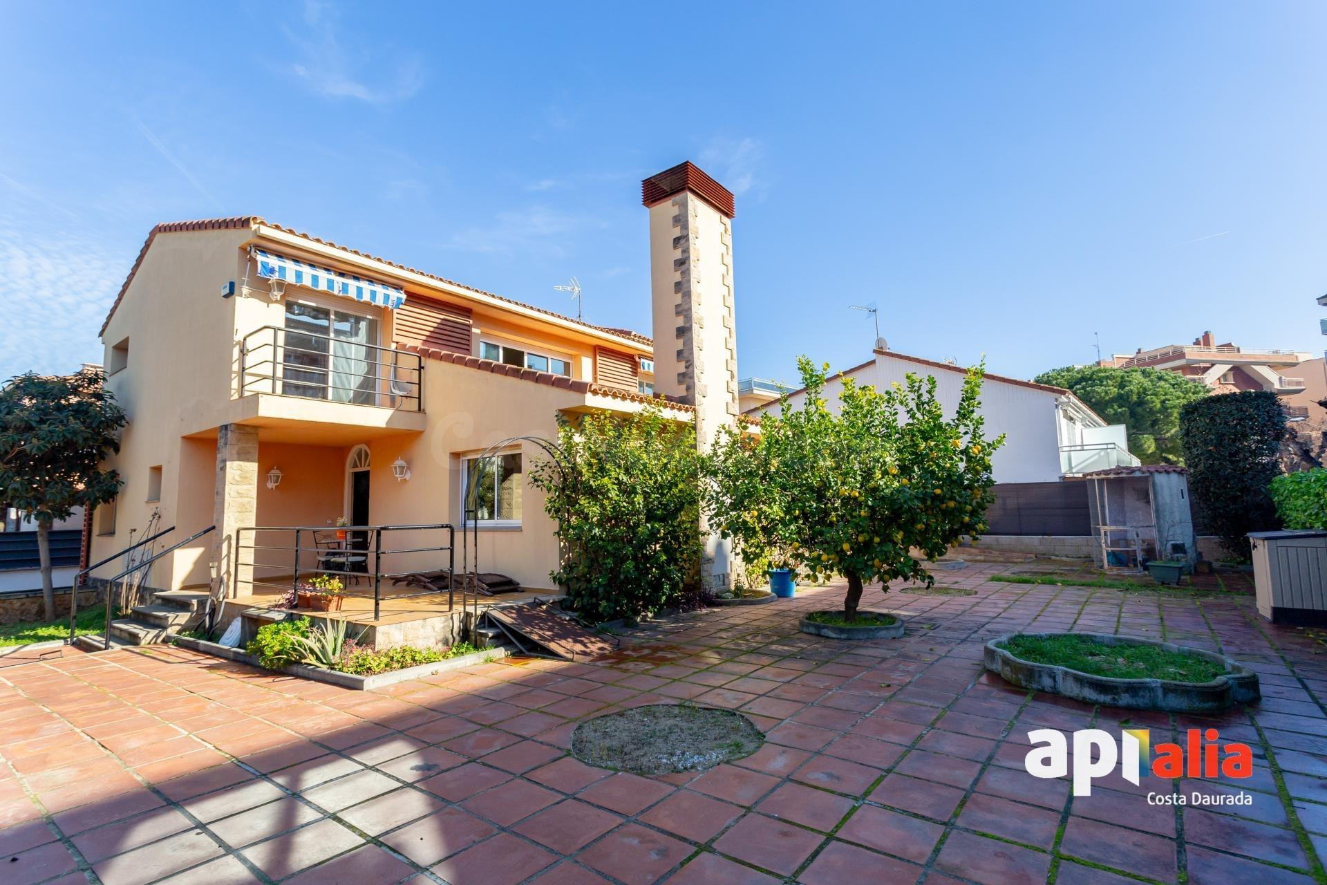 Impresionante Casa Unifamiliar Aislada en el Corazón de Salo - foto 2