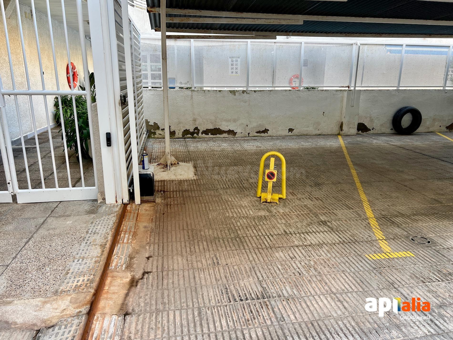 Plaza de Parking en Segunda Línea de Playa - Salou - foto 2