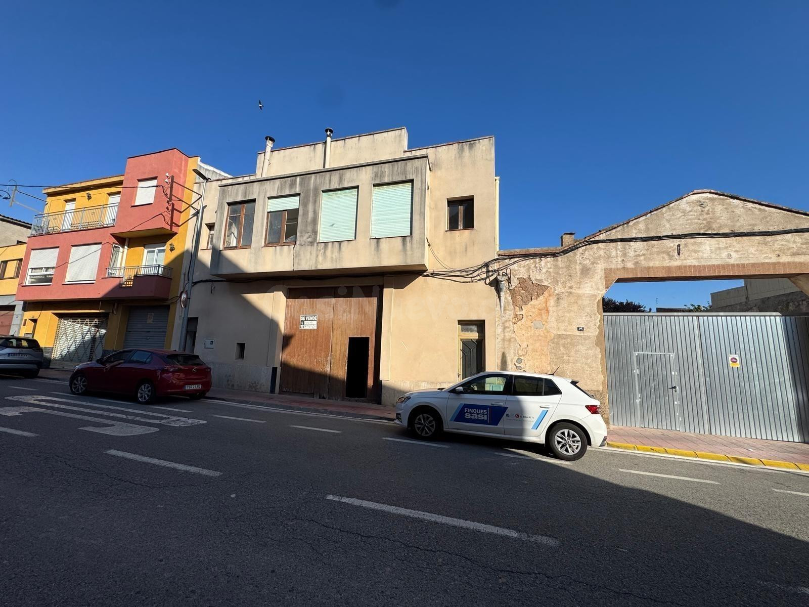 Espectacular Finca  de 700m2, con 4 almacenes, adaptada a 2 