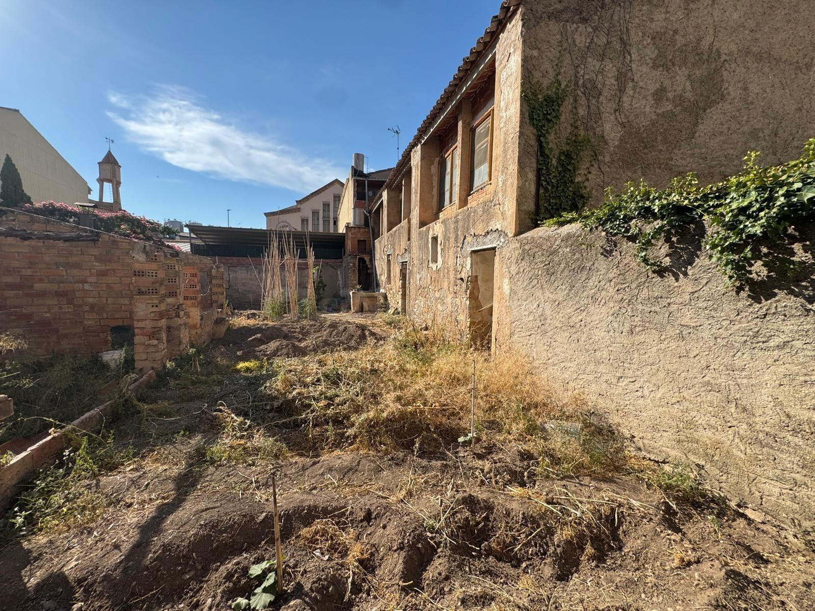 Espectacular Finca  de 700m2, con 4 almacenes, adaptada a 2  - foto 2