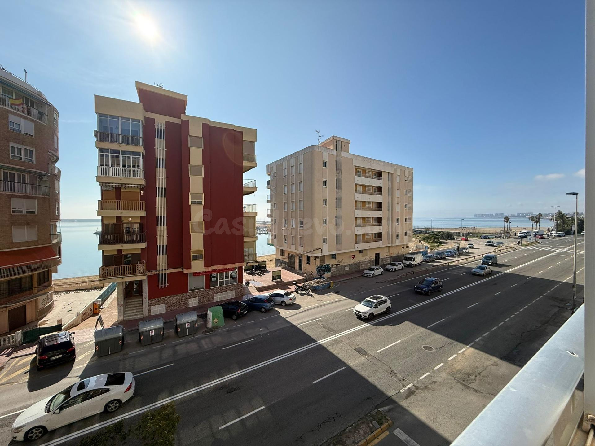 Apartamento con vistas frontales al mar a 10 metros de la Playa de Los Náufragos – Torrevieja