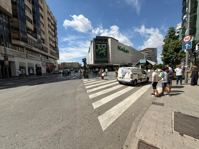VENTA OFICINA ENTRESUELO, MUY CENTRICA JUNTO PLAZA FUENSANTA (CORTE INGLES) 140 M2 PARA ENTRAR - foto 3