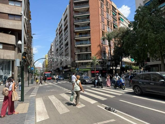 VENTA OFICINA ENTRESUELO, MUY CENTRICA JUNTO PLAZA FUENSANTA (CORTE INGLES) 140 M2 PARA ENTRAR - foto 5