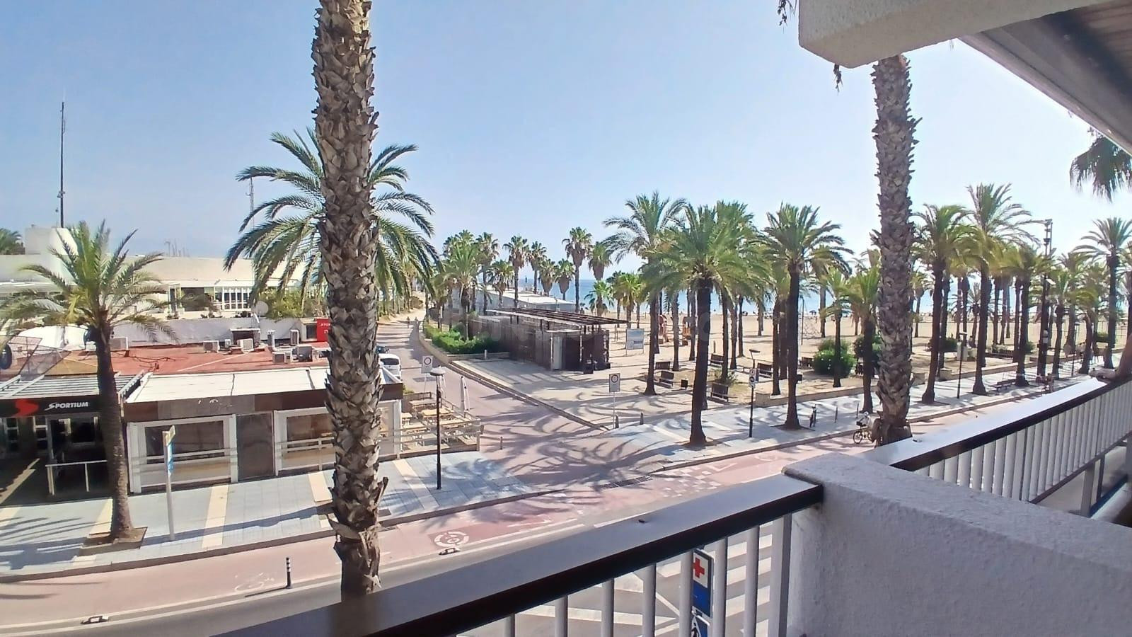 Piso Reformado en Primera Línea del Paseo Miramar - Salou - foto 2