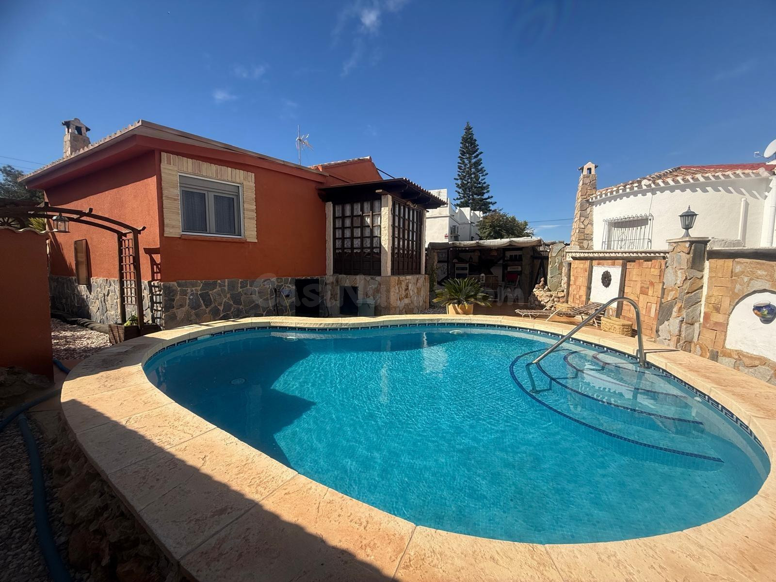 Chalet con piscina privada y 400 m2 de parcela
