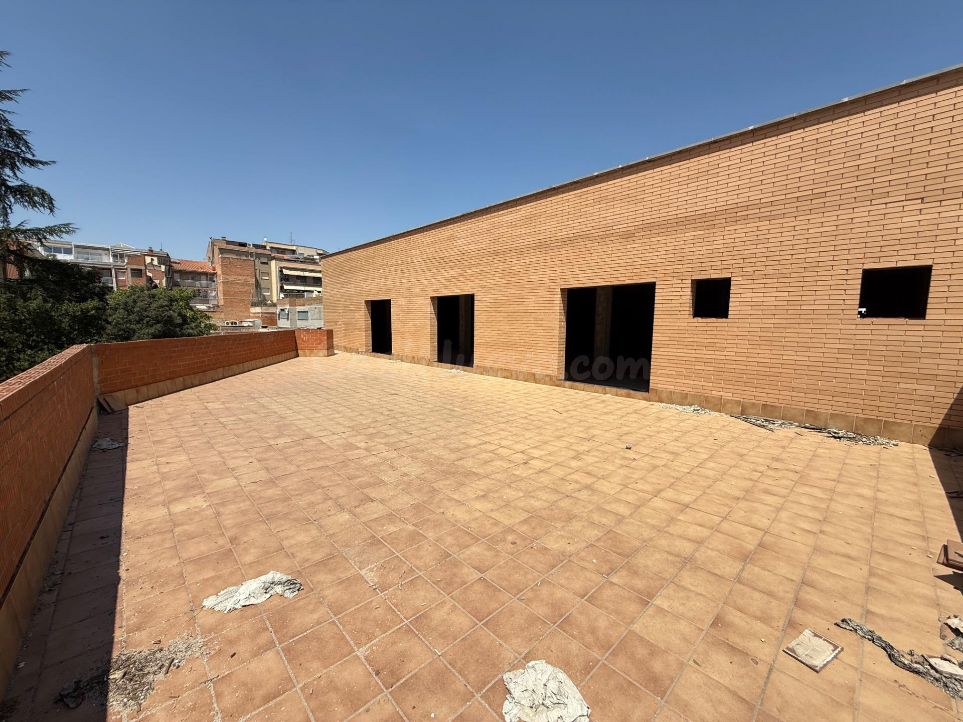 Amplio local comercial en Igualada de 1.030 m2 con gran terr