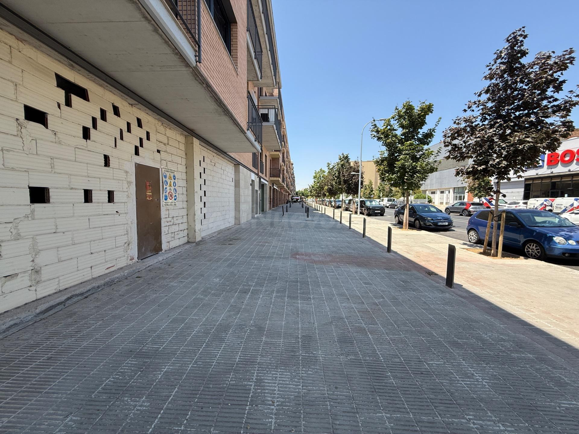 Amplio local comercial en Igualada de 1.030 m2 con gran terr - foto 2