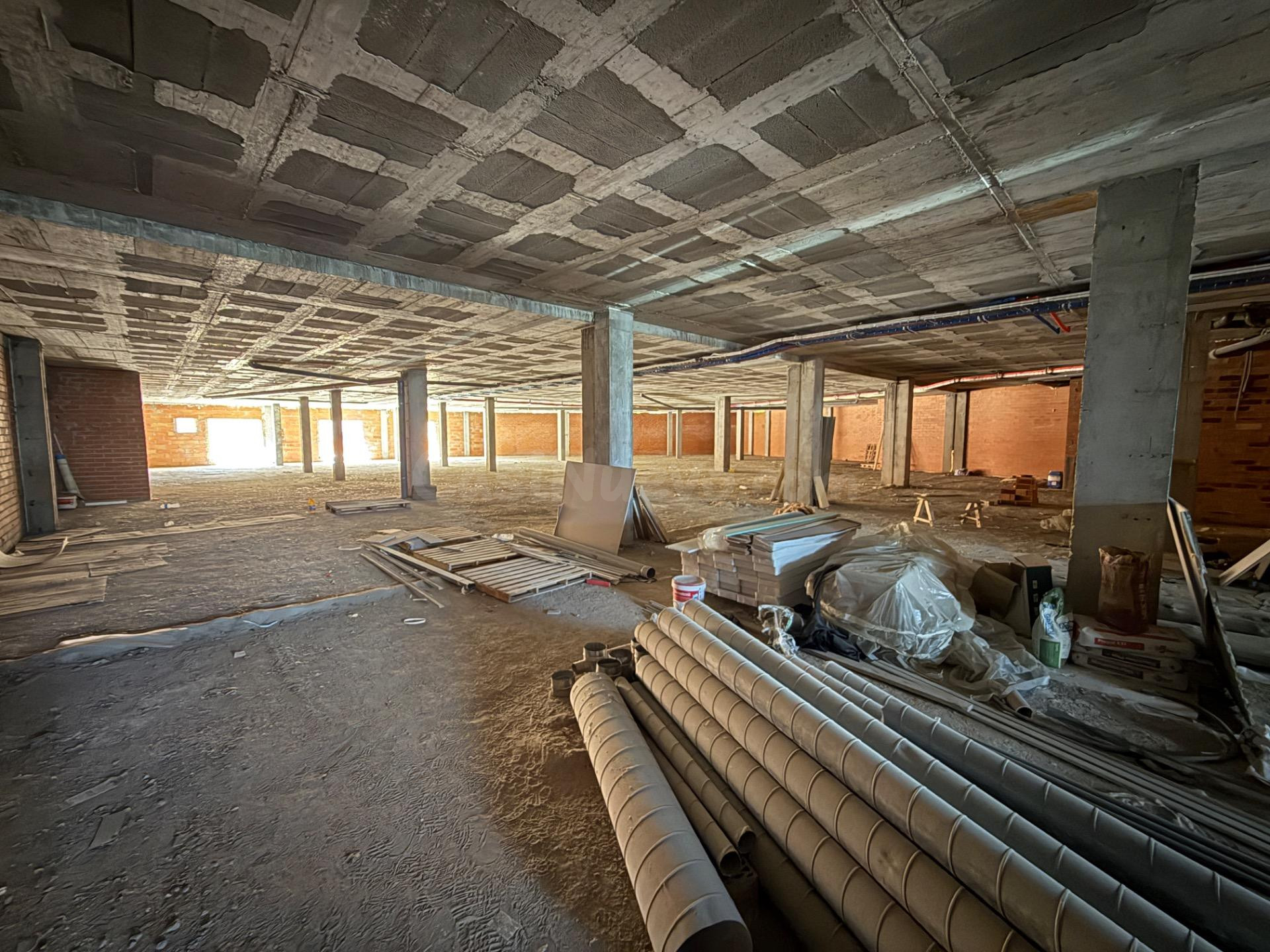 Amplio local comercial en Igualada de 1.030 m2 con gran terr - foto 3