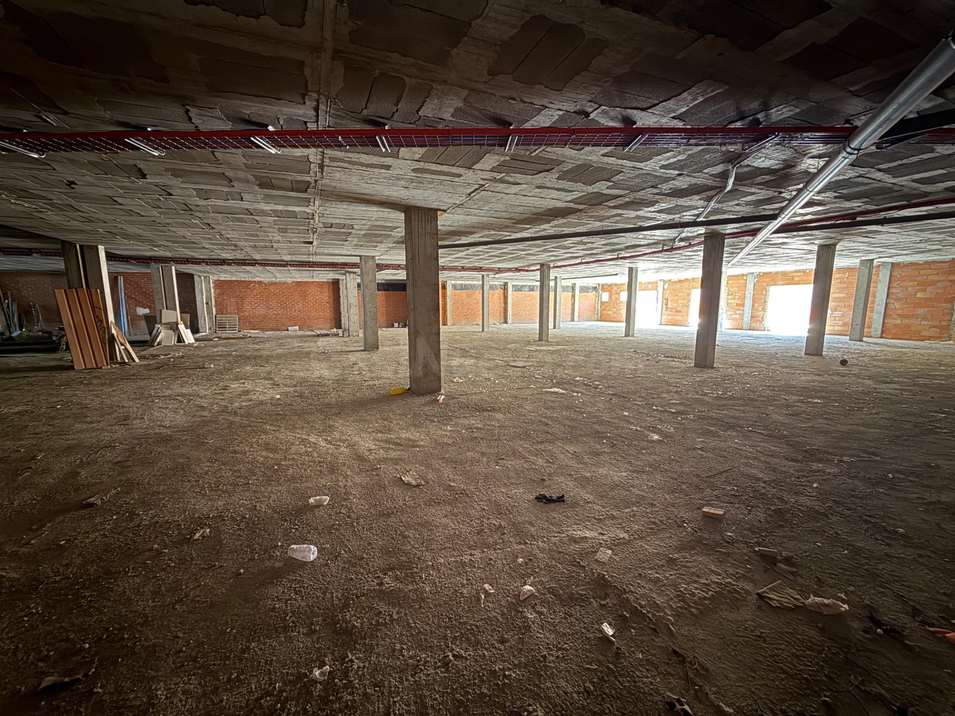 Amplio local comercial en Igualada de 1.030 m2 con gran terr - foto 4